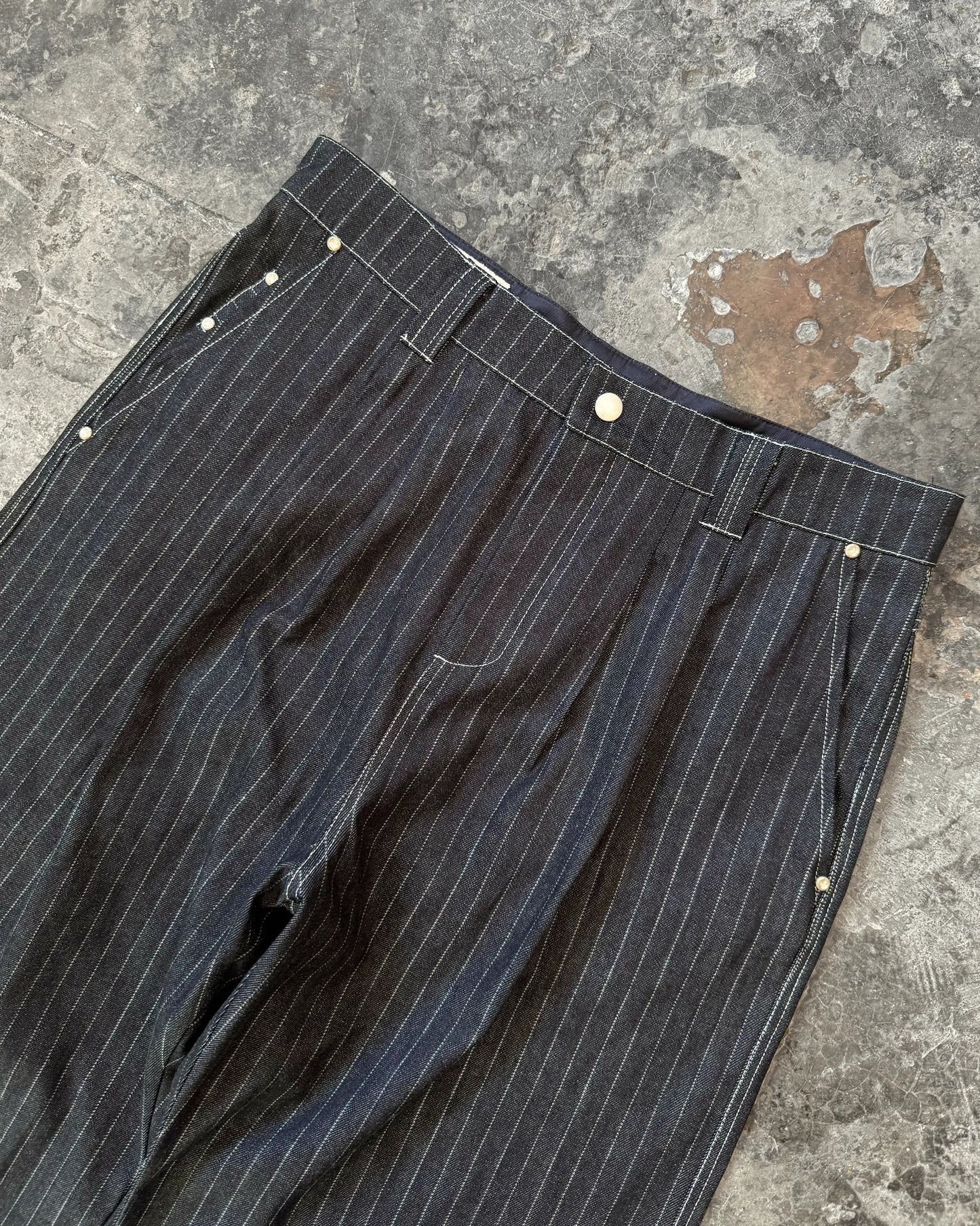 PLEATED PANTS PIN STRIPE